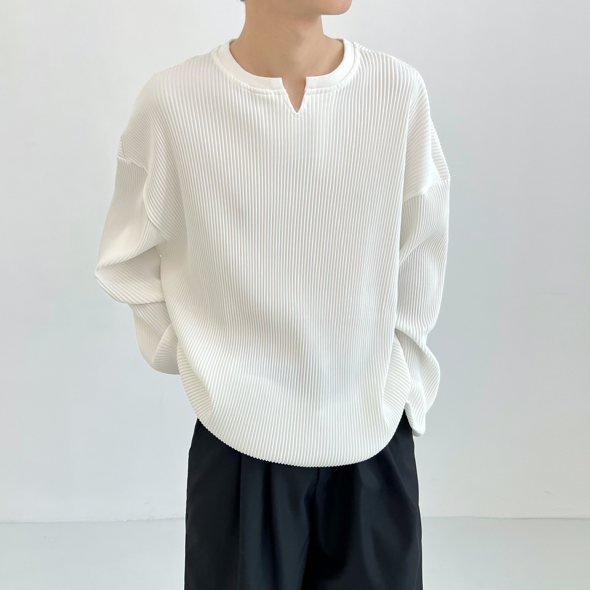 Men's Loose-Fitting White V-Neck T-Shirt
